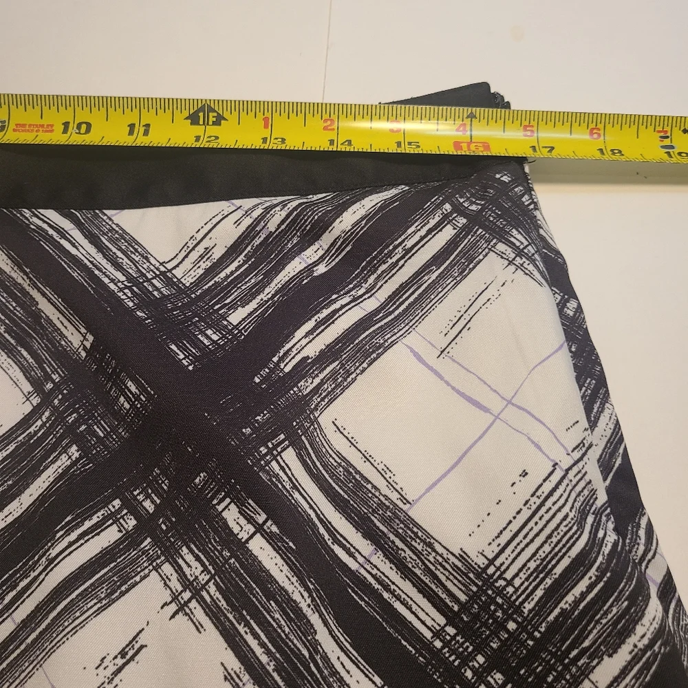 GREG NORMAN Skort Skirt Womens Sz 8 Geometric Black & White Polyester Side Zip